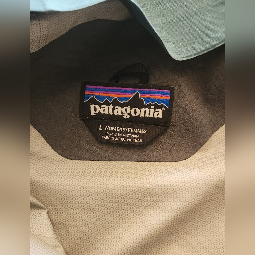 Patagonia Teal and Peach Lightweight Hooded Jacket - Picture 5 of 13